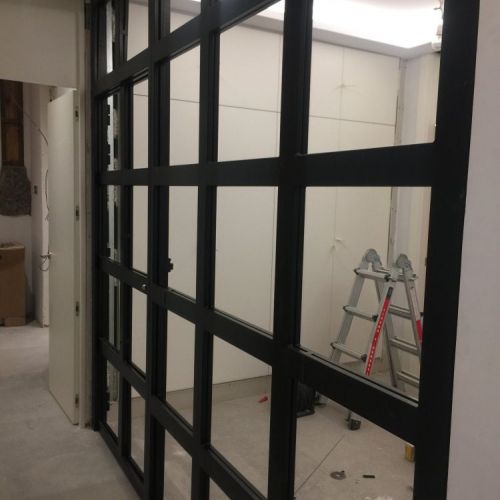 Estructuras interiores con aluminio y vidrio