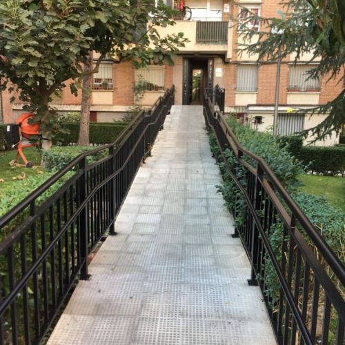 Barandilla de hierro en camino peatonal