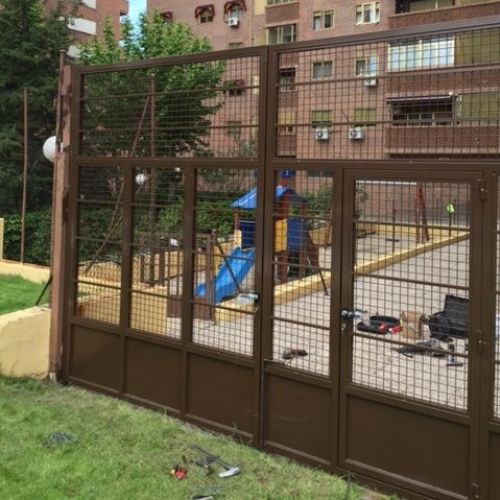 Puertas metálicas para comunidades