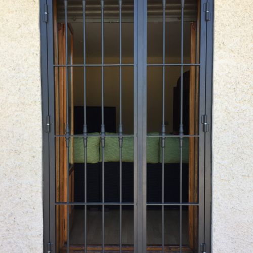 Portales de metal con protección eficaz