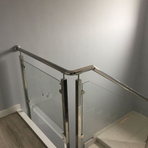 Escalera con barandilla de acero inoxidable