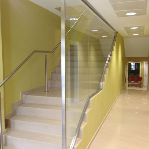 Escalera de casa con barandilla inoxidable