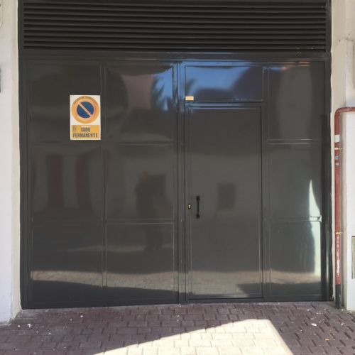 Puertas metálicas modernas