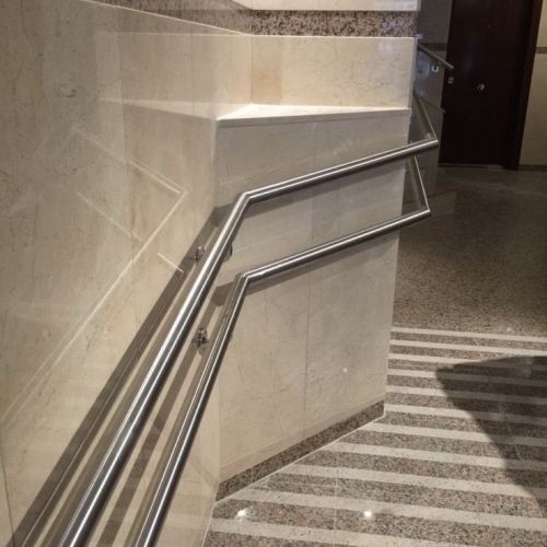 Escalera con barandilla de inox brillante