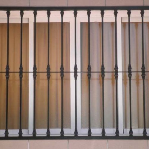 Protección metálica para puertas